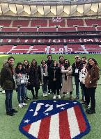 Estudiantes en el césped del Wanda Metropolitano